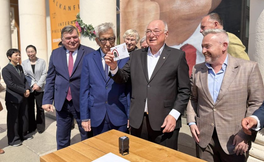 В Перник откриха най-голямата филателна изложба на Балканите