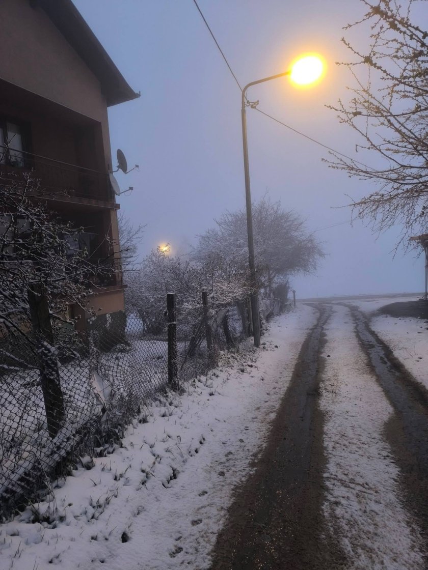 ЗИМА! Сняг на много места у нас, задава се още студ!