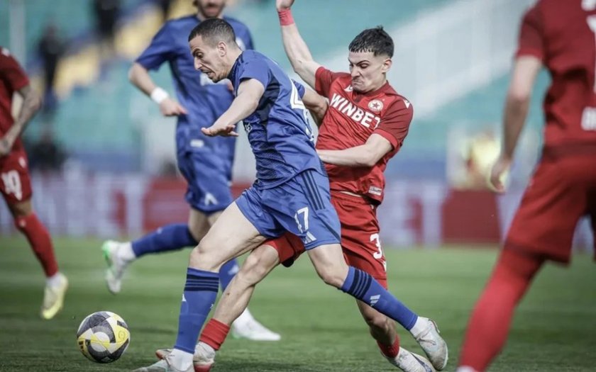 Левски 2:1 ЦСКА след 45 минути, груби грешки и от двата отбора