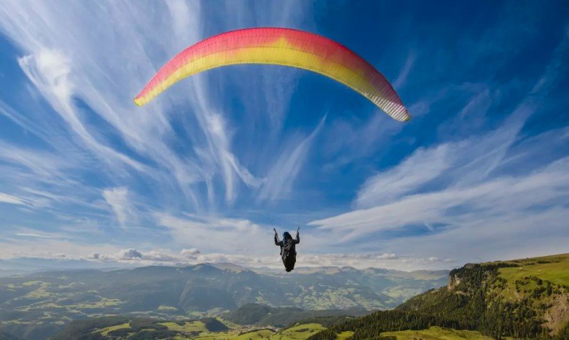 На косъм от трагедия: Парапланерист се оплете в дърво