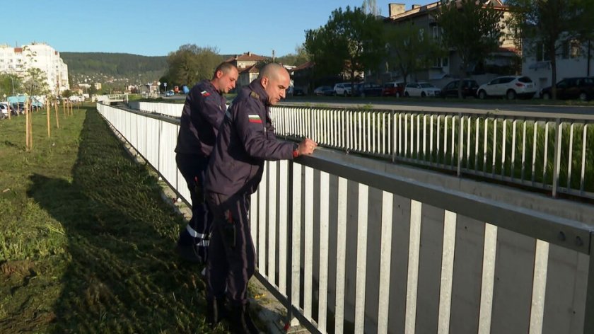 Спасиха 12-годишно, паднало в река Енчова