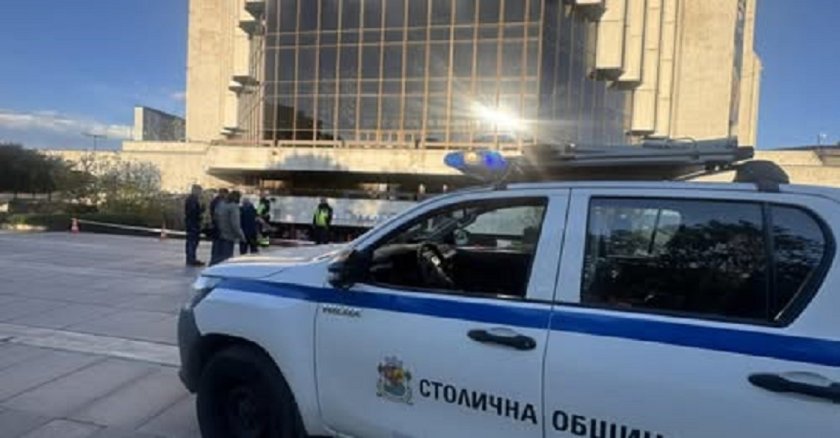 Инцидент с дете в центъра на София. Срути се парапет