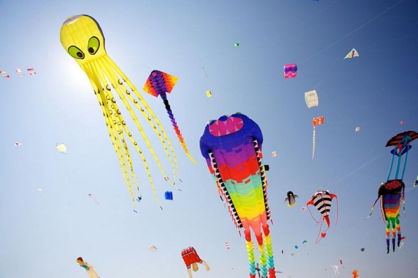 Силистра оцветява небето с парад на хвърчилата 