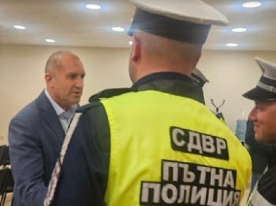 БРАВО! Радев си плати глобата, че паркира шкодичката на тротоар