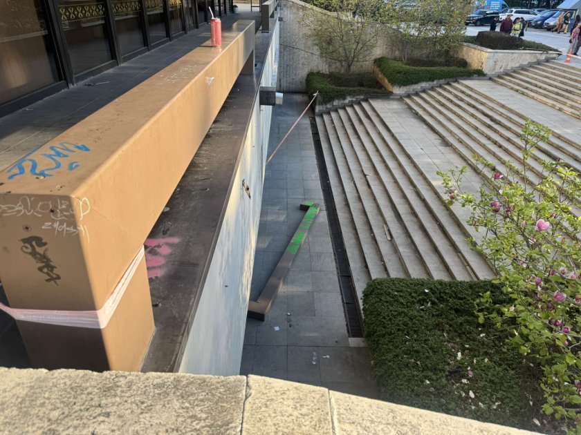 Детето, паднало от тераса на НДК, остава в тежко състояние