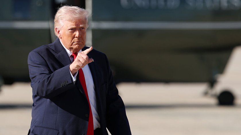 Тръмп с автомат в ръка: Шегите приключиха! (СНИМКА)