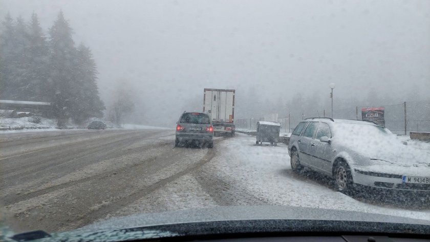 Зимата се върна! Сняг и мъгла на прохода "Петрохан" (СНИМКИ)