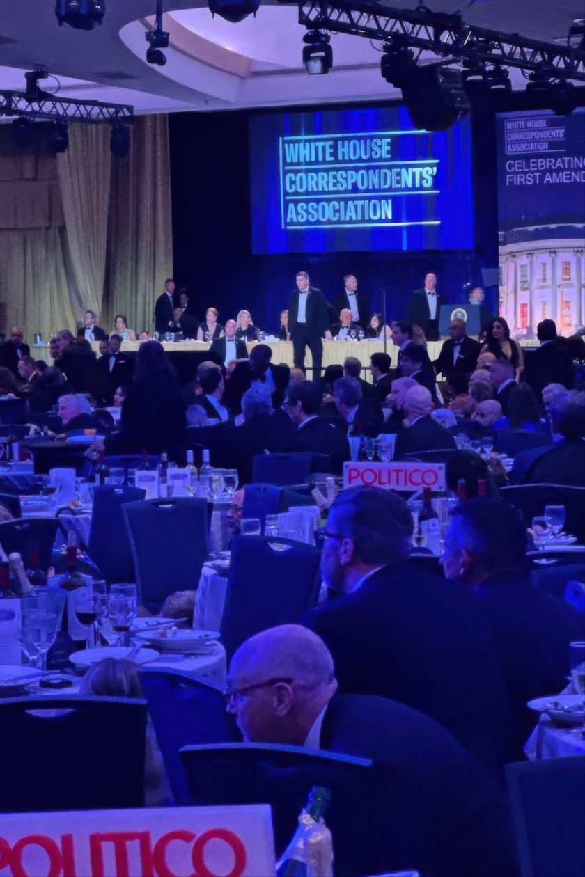 ХИТ ВИДЕО: Вижте как Тръмп и Ванс се крият като плъхове под масите