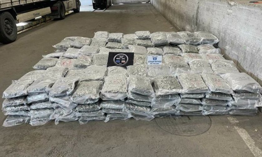 Задържаха турчин, опитал мине "Лесово" с над 362 кг марихуана