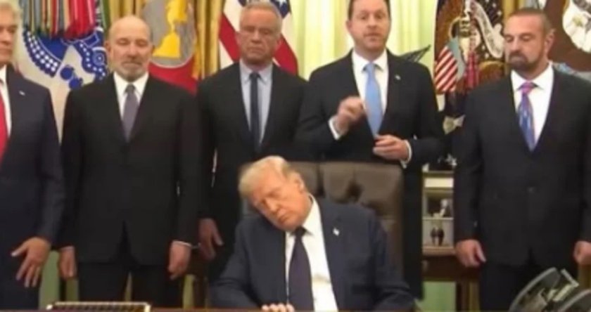 Тръмп пак заспа по време на официална среща