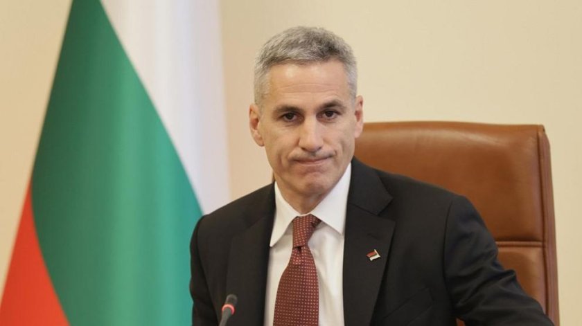 Гюров за &bdquo;Магазин за хората&ldquo;: Рафтовете са празни, шефовете си угаждат, а тази сутрин се и разбягаха