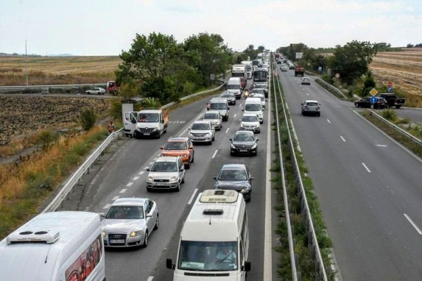 Заради катастрофа при км 28 на "Тракия" към София е спряно движението в едната лента