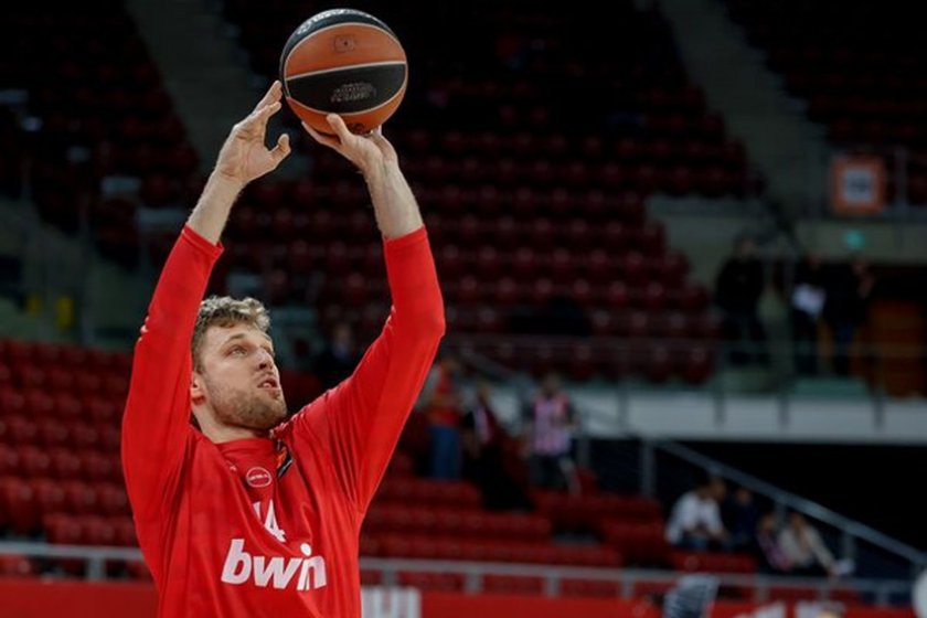 Везенков и "Олимпиакос" непобедени в Гърция