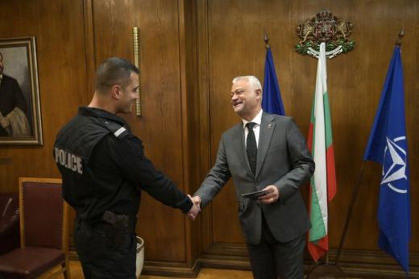 Доблест и смелост: Емил Дечев награди полицая, спасил хора от катастрофиралия автобус край Малко Търново