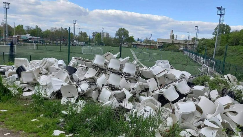 "Белите" фенове пак атакуват чичо Венци и разрухата в клуба: Славия свободна! (СНИМКИ)