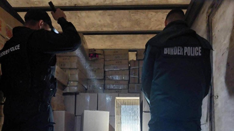 В Русе задържаха камион, превозващ 1,5 млн. къса цигари без бандерол (СНИМКИ)