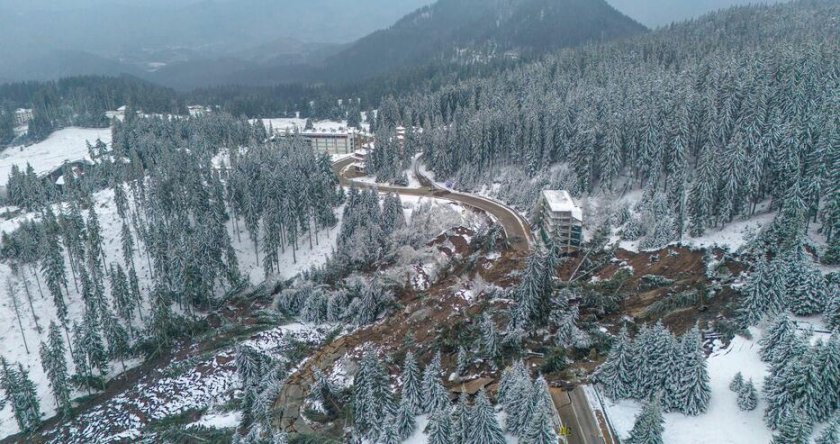 Забраниха движението на камиони по черен път над свлачището край Пампорово