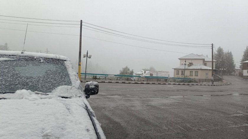 Сняг и лед по пътните настилки в Родопите