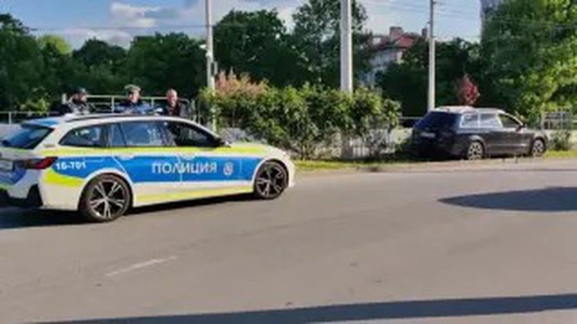 Пиян до козирката размаза колата си в Русе, скочи на полицаите