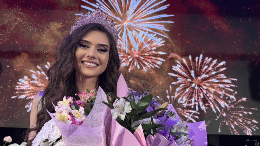 Казанлък я избра: 18-годишната Деница стана "Царица Роза"