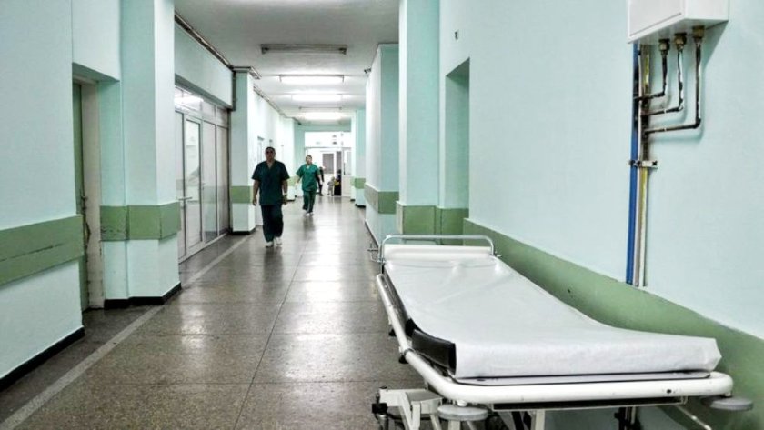 Кола се удари в спрял автобус в Добрич, жена е в болница