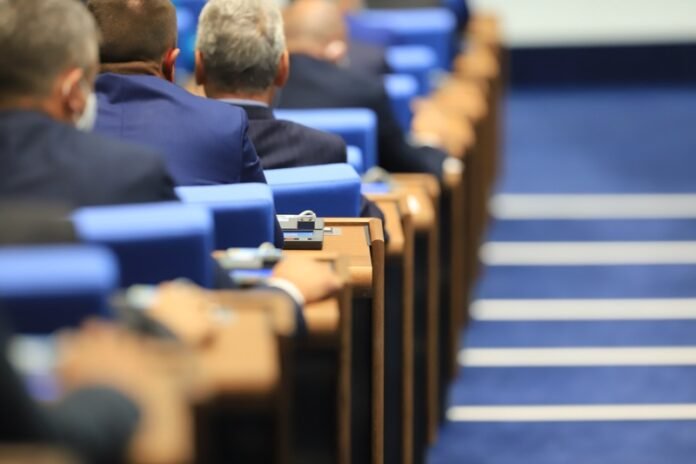 На първо четене: Правната комисия ограничи кадруването на ВСС