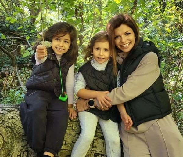 Славена Вътова е записала дъщерите си Ана и Ема на