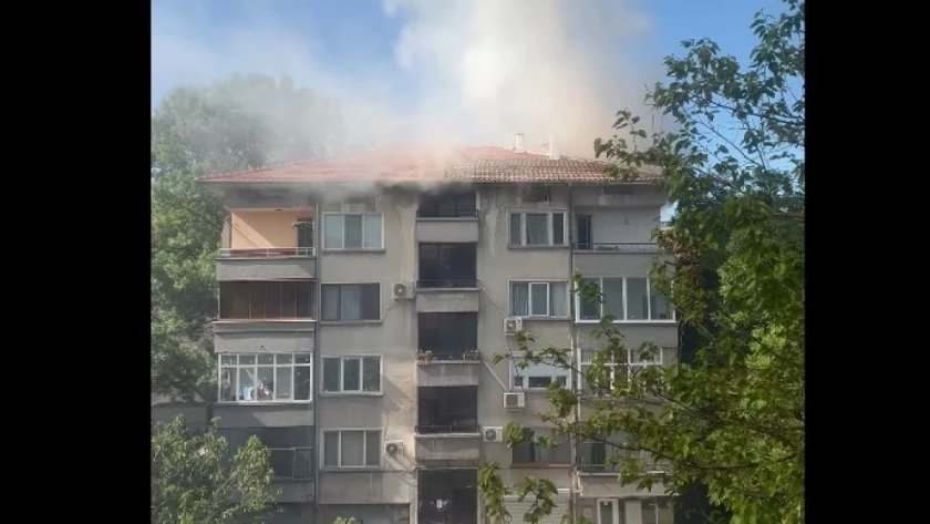 Три пожарни гасят огън в Кичука (СНИМКИ)