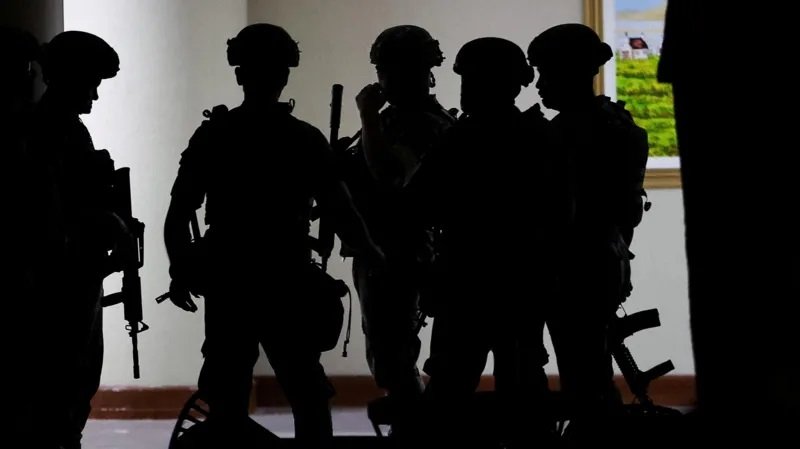 Изстрели в Сената на Филипините: Депутат се укрива от арест (СНИМКИ)