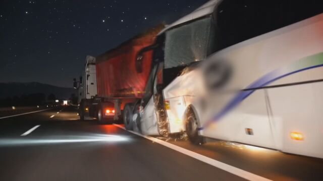 Катастрофата на "Хемус": Мобилният на Самуил автоматично го свързал със 112 минути след удара