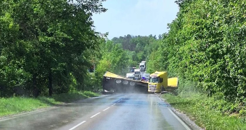 Турски тир се преобърна в района на монтанското село Крапчене
