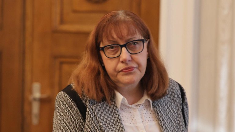 Кадър на Йотова оглавява ЦИК 