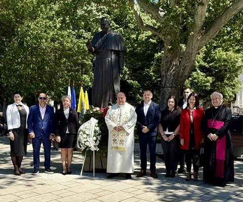 Раковски издигна паметник на папа Франциск 