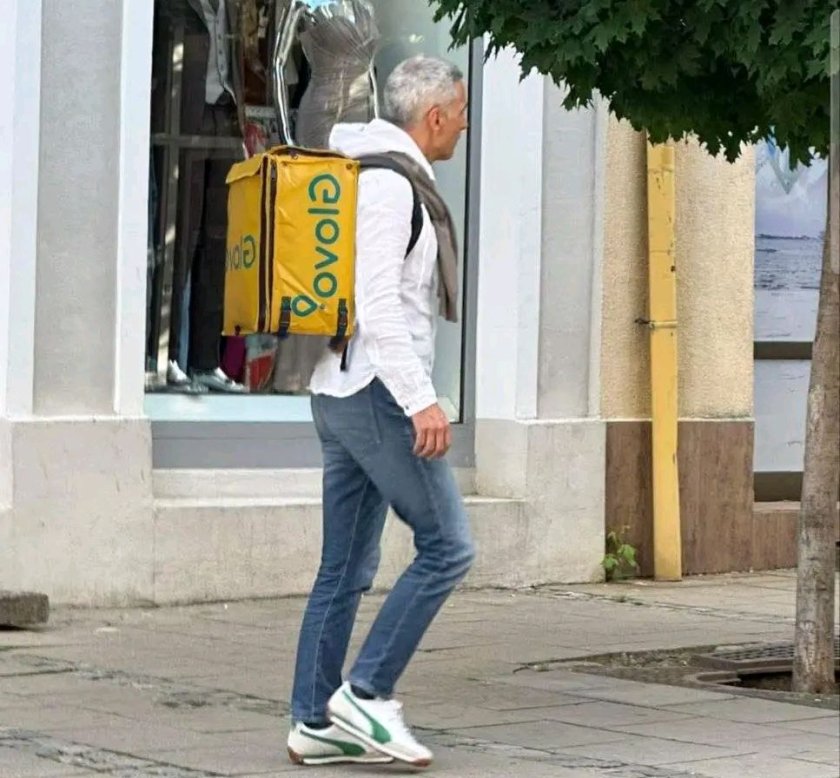 Бившият министър-председател Андрей Гюров засечен като разносвач на Glovo в центъра на града!