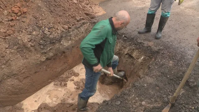 Жители на самоковско село над 15 г. се къпят с канче от бидони 