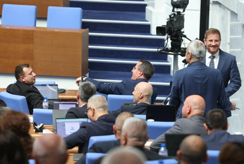 Депутатите спорят по Правилника на НС, опозицията контрира всичко на ПБ