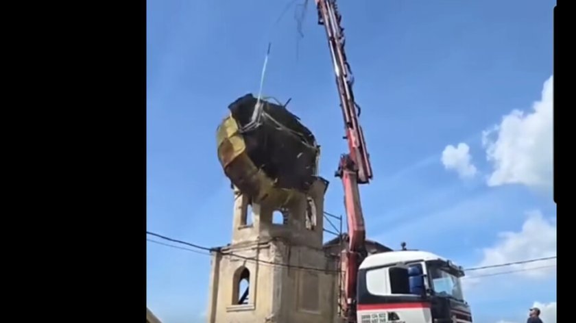 Кран счупи купола на храм в софийско село (ВИДЕО)