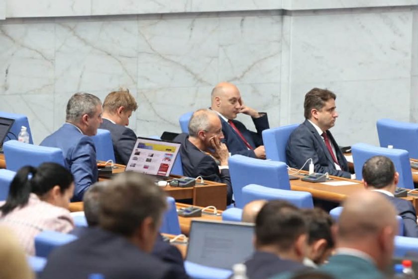 Депутатите поспориха за химна, герба и знамето 