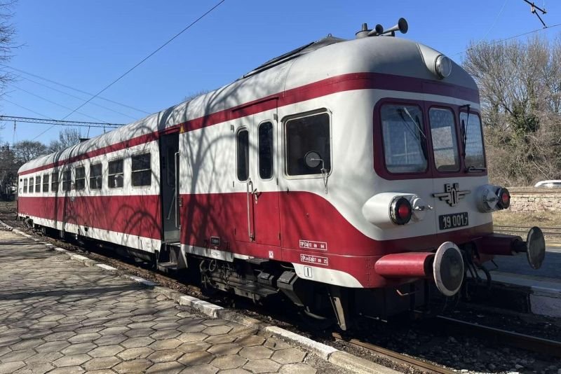 В СИНХРОН С ВЛАСТТА: БДЖ пуска мотриса от 60-а г. 