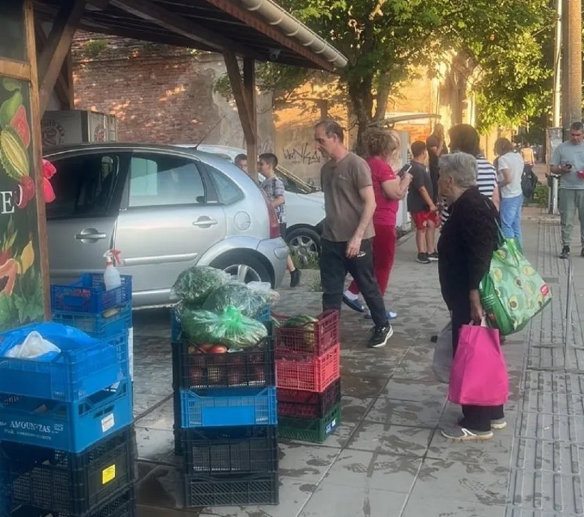 ШОК СНИМКИ: Идиотка влезе с колата в магазин във Враца