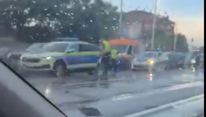 Под дъжда: Катастрофа блокира софийски булевард (ВИДЕО)