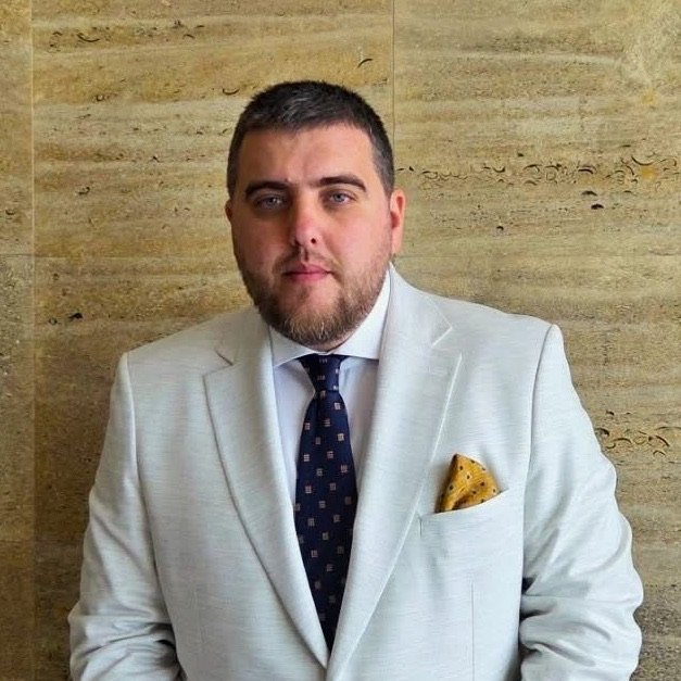 Икономист изригна срещу бизнесмен: Или плащайте на българите колкото трябва, или вие ходете в Непал