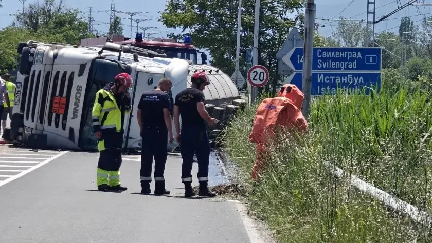 Обърналата се цистерна в Пловдив била пълна със сярна киселина