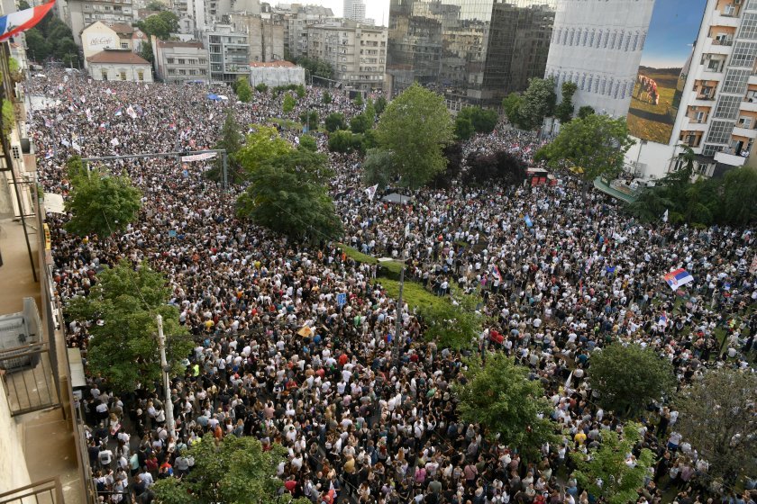 Масови арести на протеста в Белград, Вучич покани на диалог организаторите