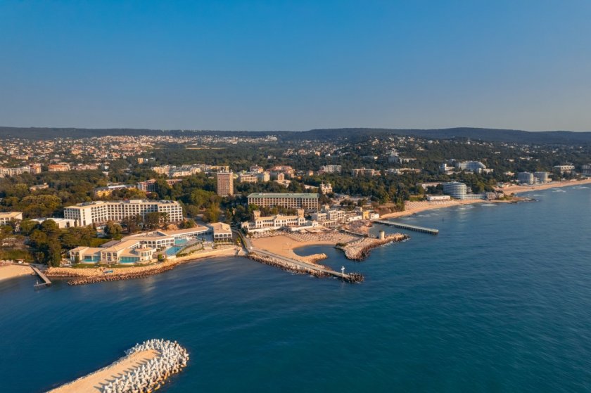 Фекални води изтичат и замърсяват морето край Варна