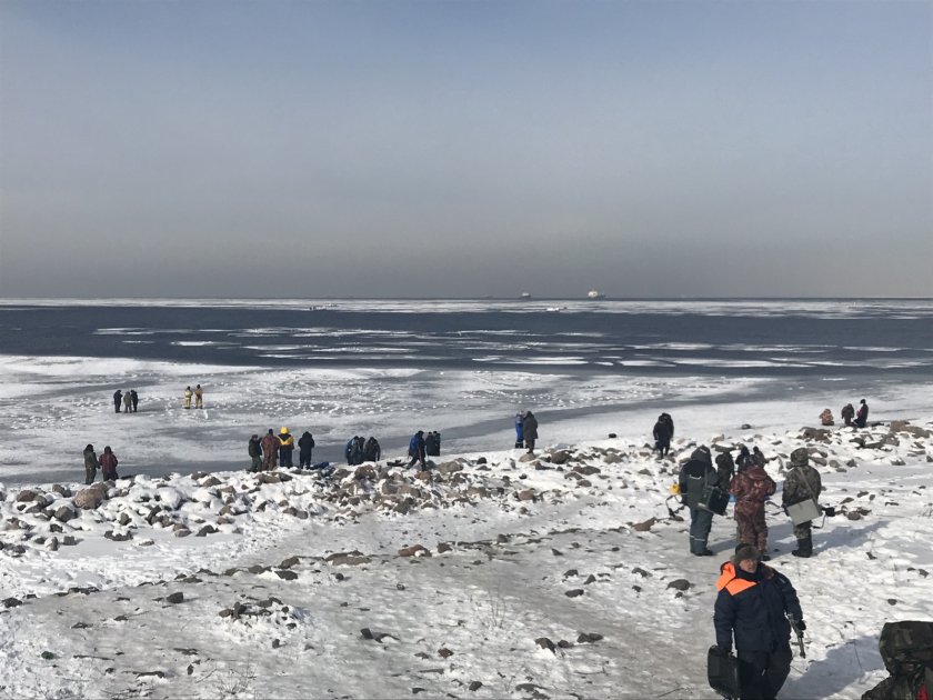 Луда работа! 300 рибари плаваха в открито море върху парче лед (ВИДЕО)