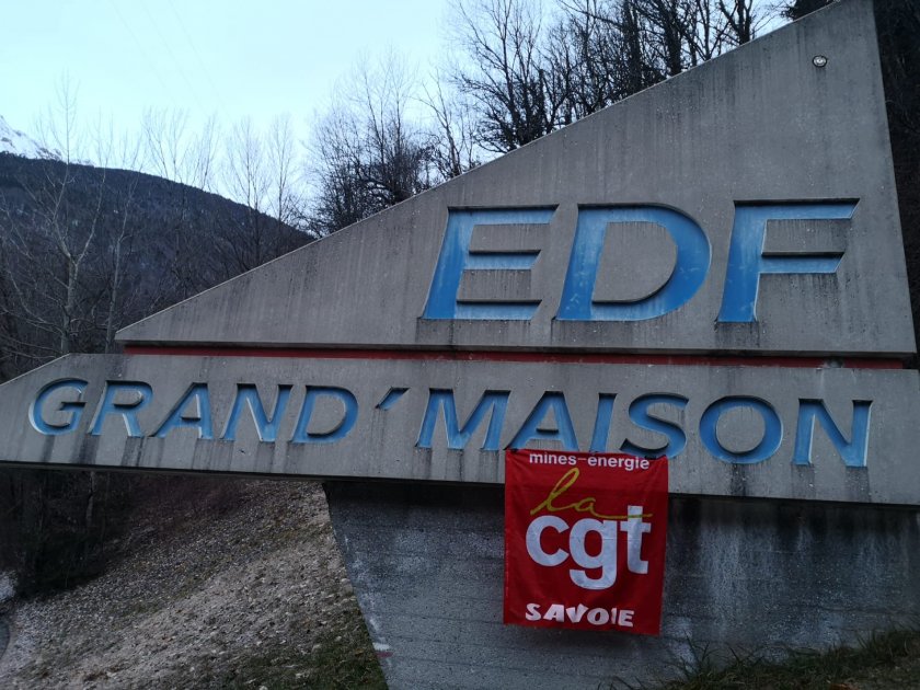 Работници спряха най-голямата ВЕЦ във Франция