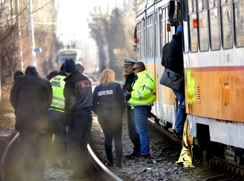 Загиналият при трамвайната катастрофа е 30-годишен мъж