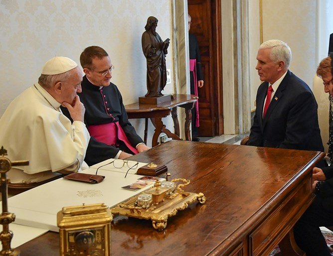 Майк Пенс подари на папата дървен кръст 
