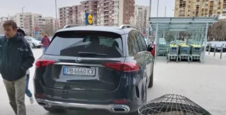 Ето кой е водачът, който нагло паркира пред хипермаркет в Пловдив